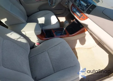 2004 Toyota Camry Xle z USA, uszkodzony, nr VIN 4T1BE30KX4U286835